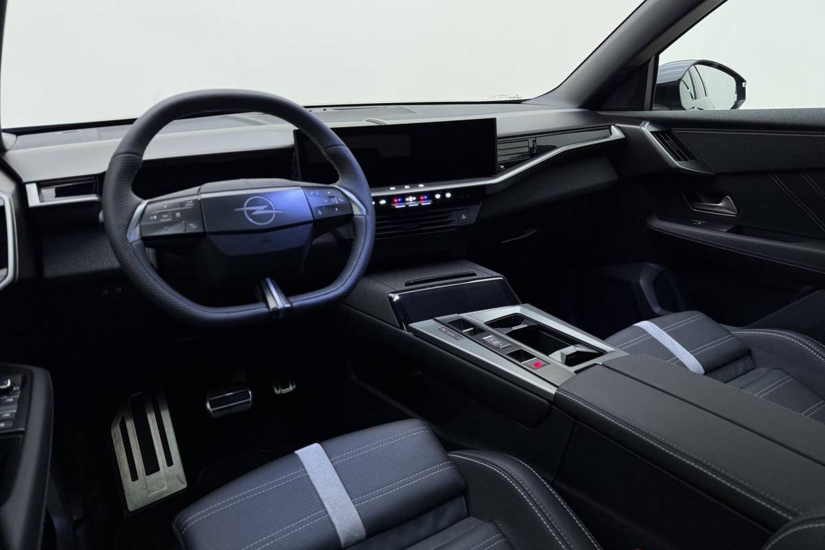 Opel Grandland Opel Grandland 1.6 Turbo Plug-in-Hybrid Ultimate | Lederen bekleding | Panoramisch schuif/kantel dak | Stoelverwarming en ventilatie | Achterbankverwarming | Elektrische achterklep | Keyless