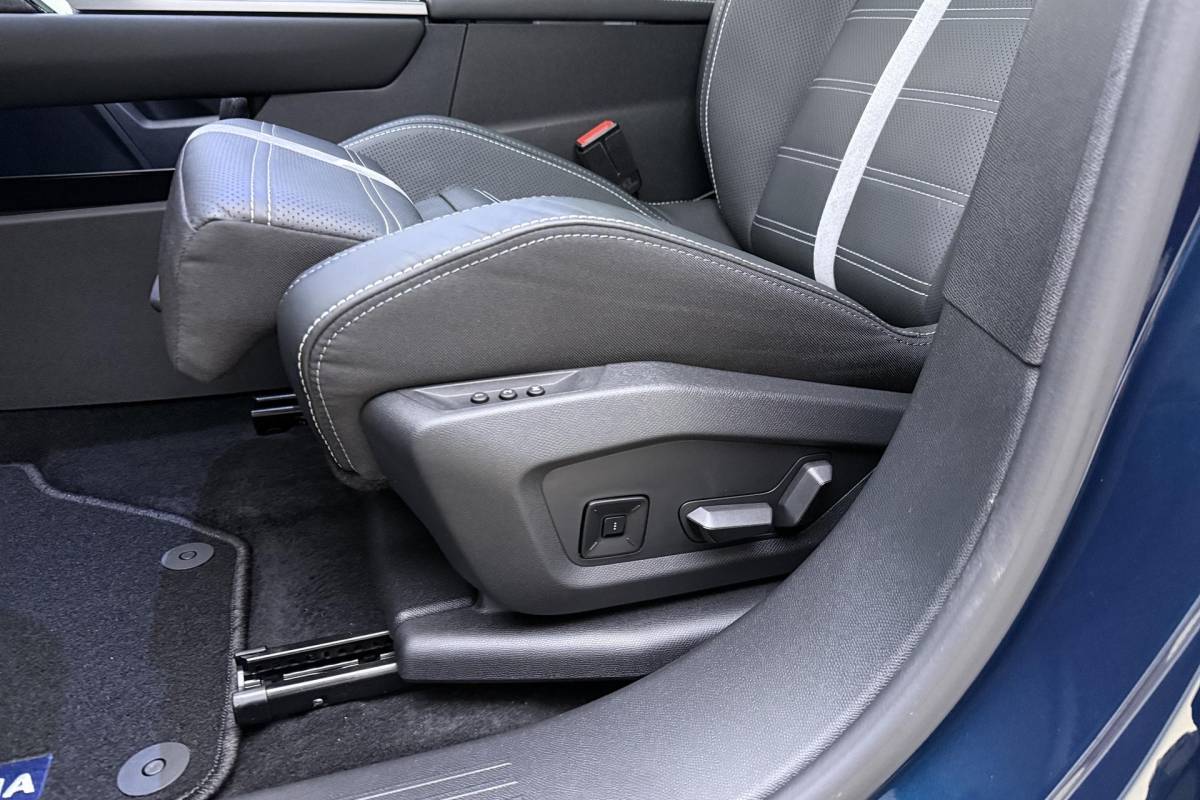 Opel Grandland Opel Grandland 1.6 Turbo Plug-in-Hybrid Ultimate | Lederen bekleding | Panoramisch schuif/kantel dak | Stoelverwarming en ventilatie | Achterbankverwarming | Elektrische achterklep | Keyless