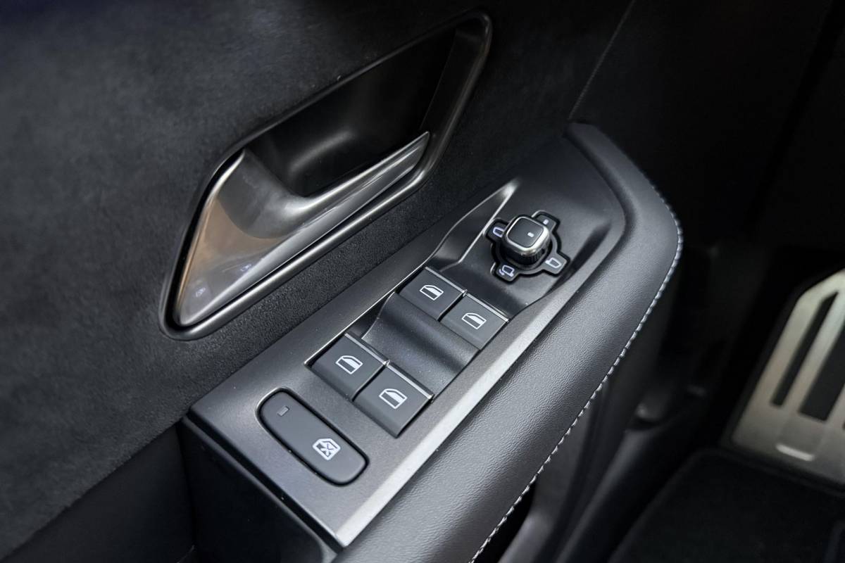 Opel Grandland Opel Grandland 1.6 Turbo Plug-in-Hybrid Ultimate | Lederen bekleding | Panoramisch schuif/kantel dak | Stoelverwarming en ventilatie | Achterbankverwarming | Elektrische achterklep | Keyless