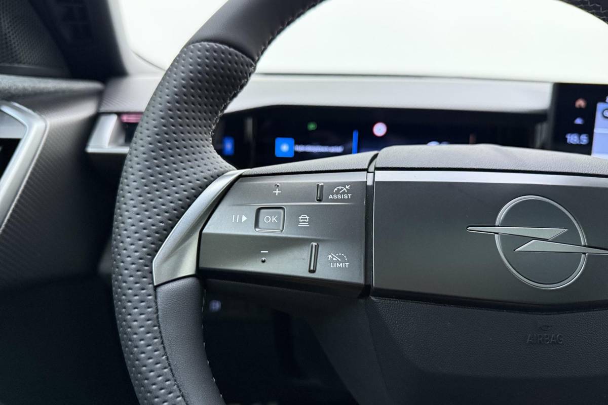 Opel Grandland Opel Grandland 1.6 Turbo Plug-in-Hybrid Ultimate | Lederen bekleding | Panoramisch schuif/kantel dak | Stoelverwarming en ventilatie | Achterbankverwarming | Elektrische achterklep | Keyless