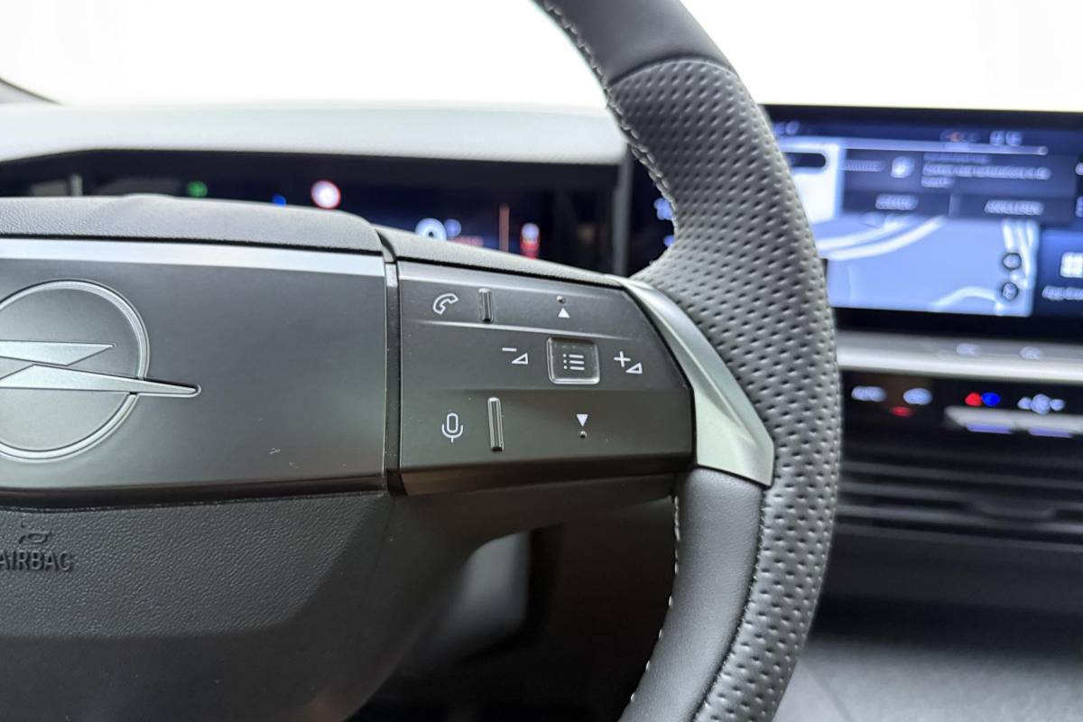 Opel Grandland Opel Grandland 1.6 Turbo Plug-in-Hybrid Ultimate | Lederen bekleding | Panoramisch schuif/kantel dak | Stoelverwarming en ventilatie | Achterbankverwarming | Elektrische achterklep | Keyless