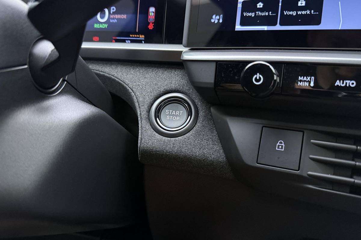 Opel Grandland Opel Grandland 1.6 Turbo Plug-in-Hybrid Ultimate | Lederen bekleding | Panoramisch schuif/kantel dak | Stoelverwarming en ventilatie | Achterbankverwarming | Elektrische achterklep | Keyless