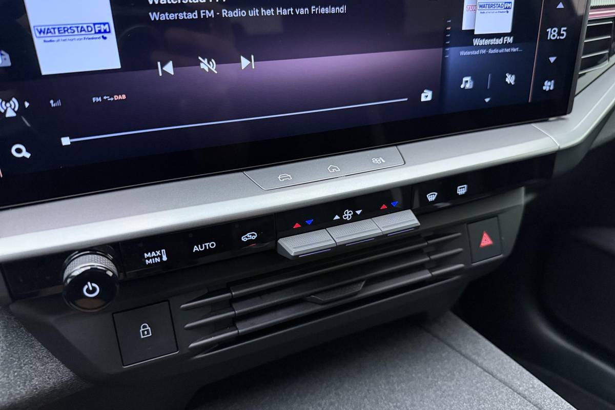 Opel Grandland Opel Grandland 1.6 Turbo Plug-in-Hybrid Ultimate | Lederen bekleding | Panoramisch schuif/kantel dak | Stoelverwarming en ventilatie | Achterbankverwarming | Elektrische achterklep | Keyless