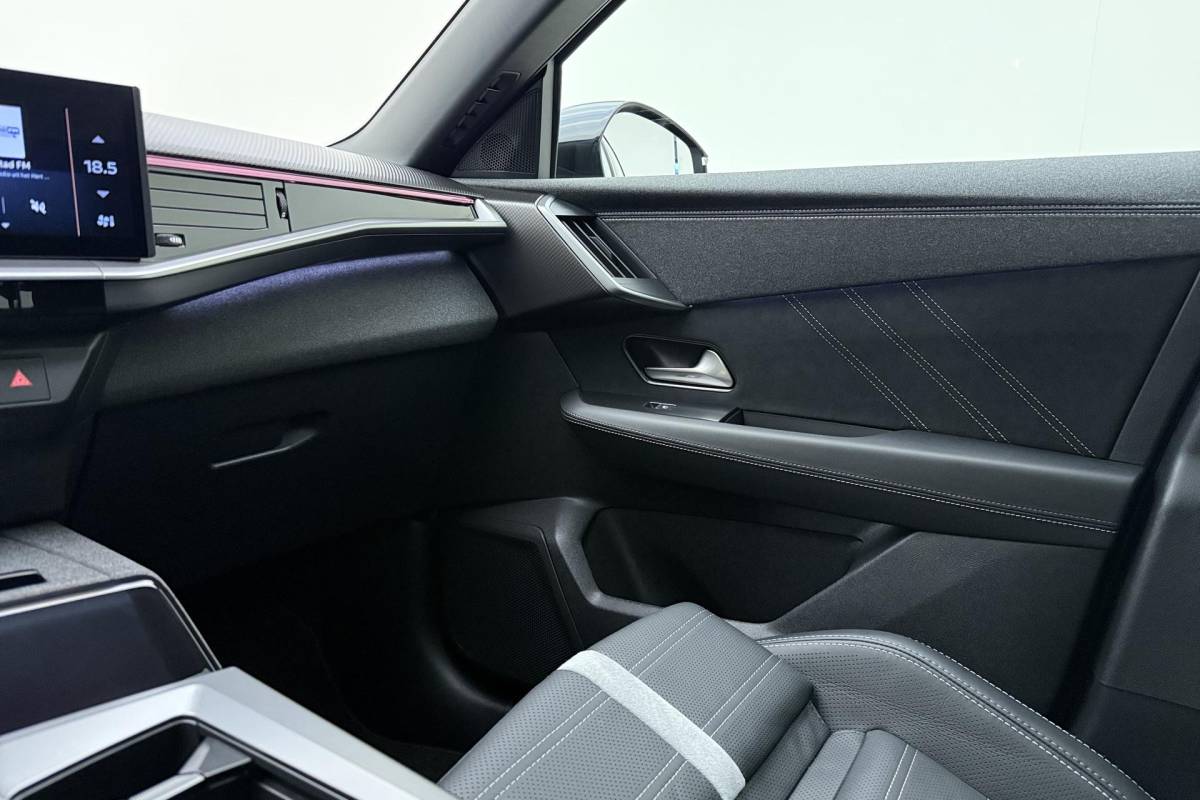 Opel Grandland Opel Grandland 1.6 Turbo Plug-in-Hybrid Ultimate | Lederen bekleding | Panoramisch schuif/kantel dak | Stoelverwarming en ventilatie | Achterbankverwarming | Elektrische achterklep | Keyless