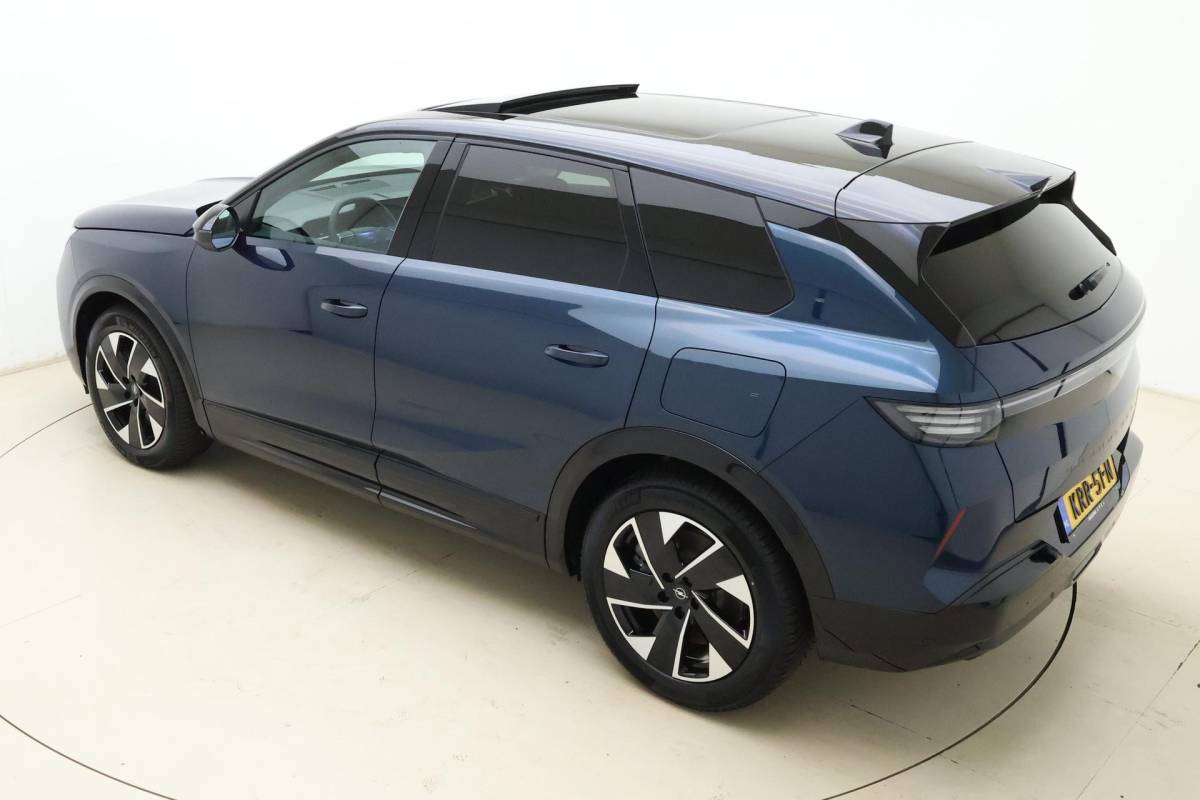 Opel Grandland Opel Grandland 1.6 Turbo Plug-in-Hybrid Ultimate | Lederen bekleding | Panoramisch schuif/kantel dak | Stoelverwarming en ventilatie | Achterbankverwarming | Elektrische achterklep | Keyless