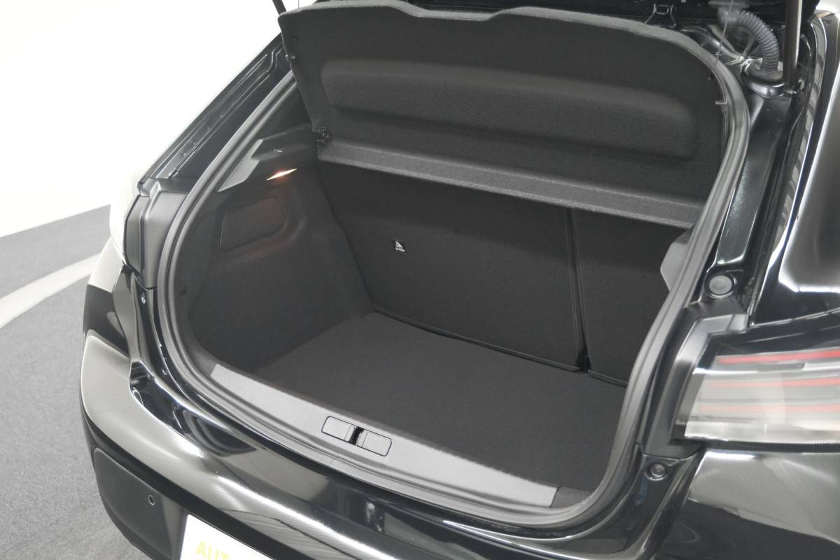 Peugeot 208 Peugeot 208 1.2 Hybrid 110 e-DCS6 Business | Direct Leverbaar | Apple Carplay | Parkeersensoren