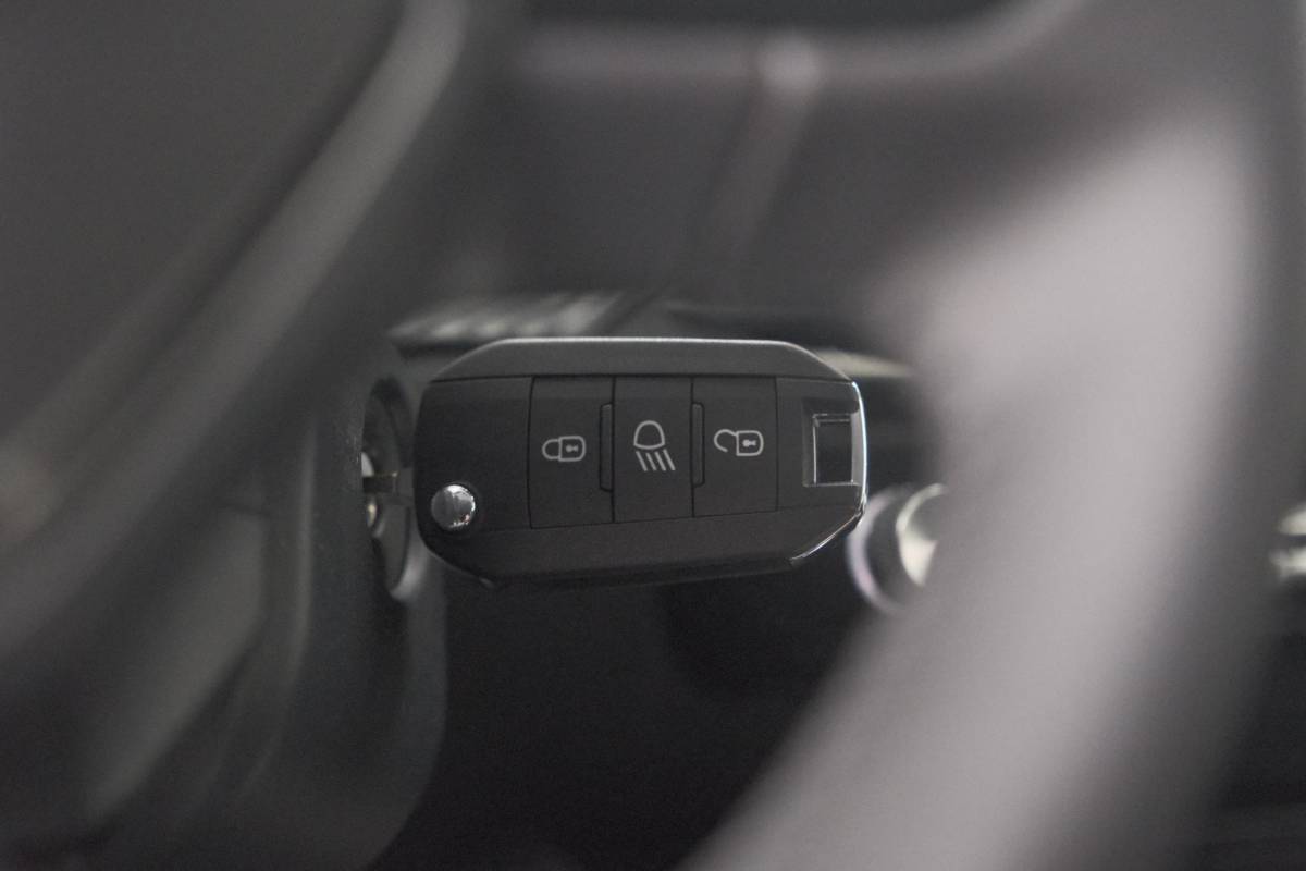 Peugeot 208 Peugeot 208 1.2 Hybrid 110 e-DCS6 Business | Direct Leverbaar | Apple Carplay | Parkeersensoren