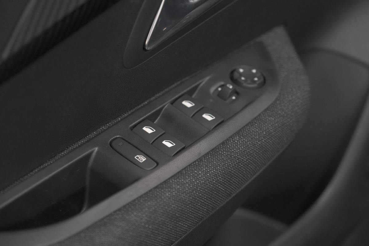 Peugeot 208 Peugeot 208 1.2 Hybrid 110 e-DCS6 Business | Direct Leverbaar | Apple Carplay | Parkeersensoren