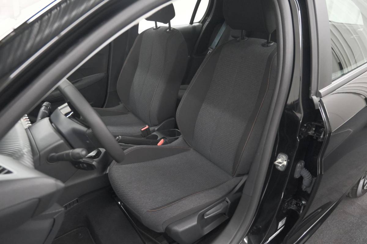 Peugeot 208 Peugeot 208 1.2 Hybrid 110 e-DCS6 Business | Direct Leverbaar | Apple Carplay | Parkeersensoren