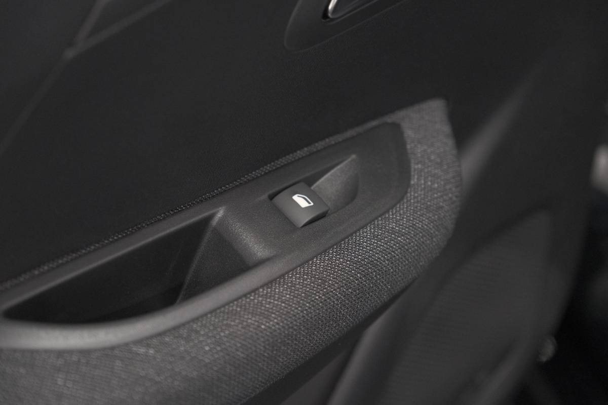 Peugeot 208 Peugeot 208 1.2 Hybrid 110 e-DCS6 Business | Direct Leverbaar | Apple Carplay | Parkeersensoren