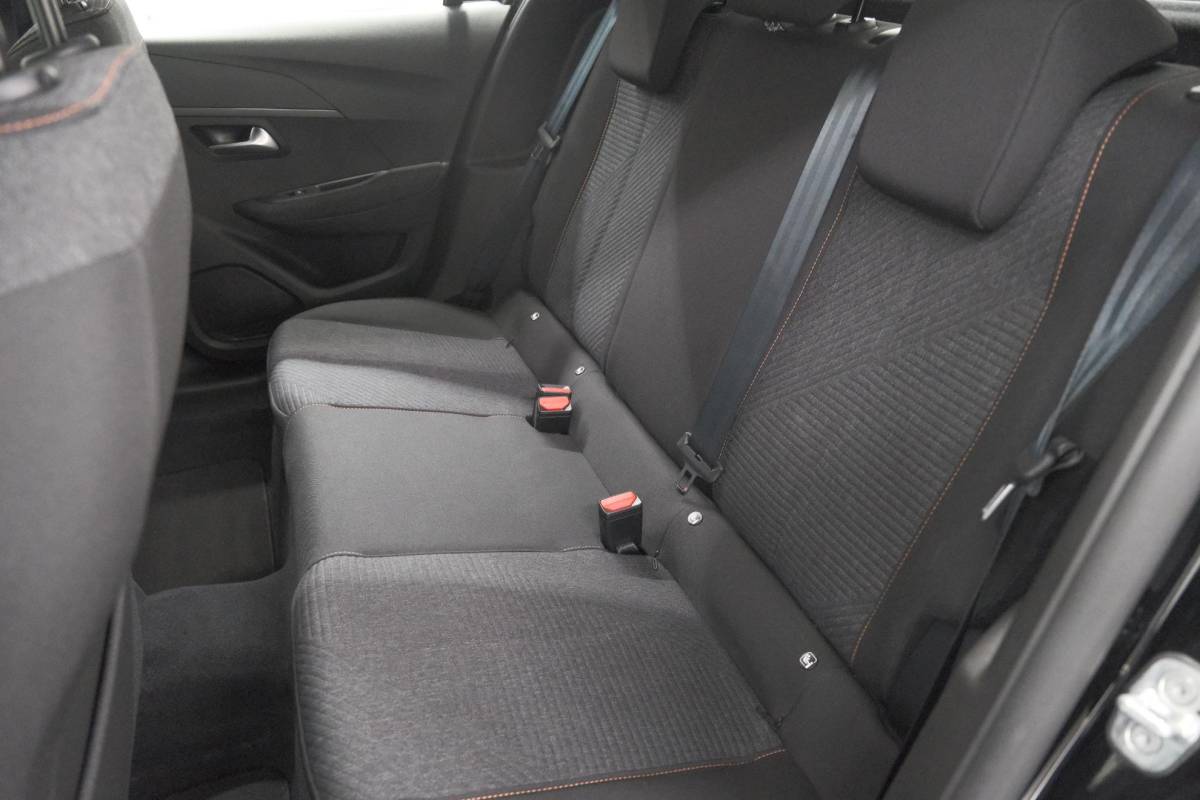 Peugeot 208 Peugeot 208 1.2 Hybrid 110 e-DCS6 Business | Direct Leverbaar | Apple Carplay | Parkeersensoren
