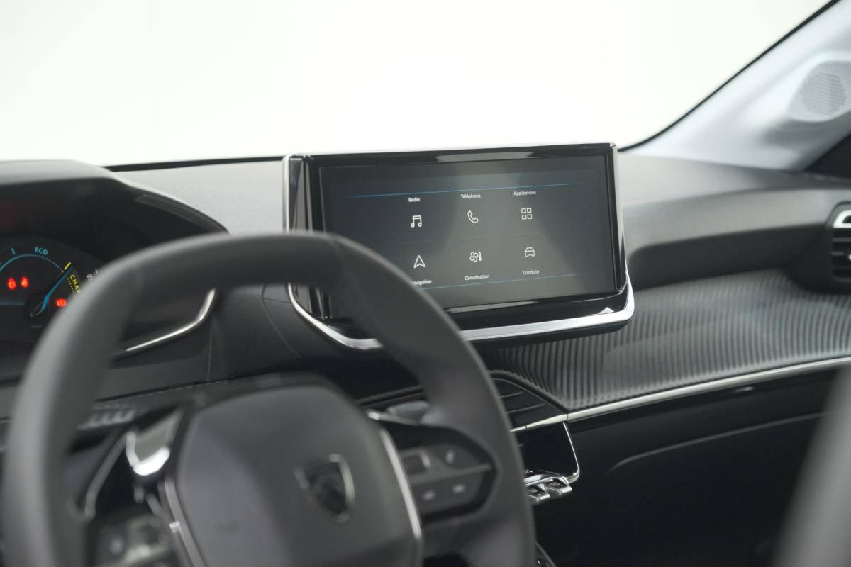 Peugeot 208 Peugeot 208 1.2 Hybrid 110 e-DCS6 Business | Direct Leverbaar | Apple Carplay | Parkeersensoren