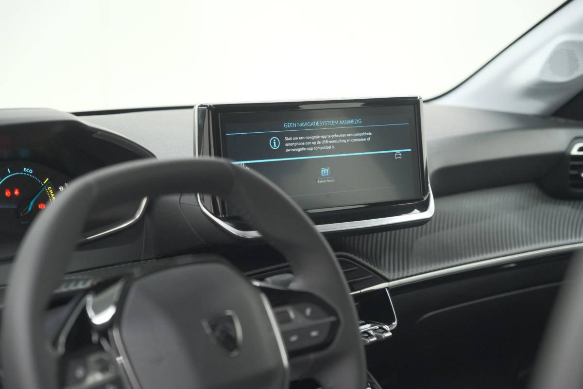 Peugeot 208 Peugeot 208 1.2 Hybrid 110 e-DCS6 Business | Direct Leverbaar | Apple Carplay | Parkeersensoren