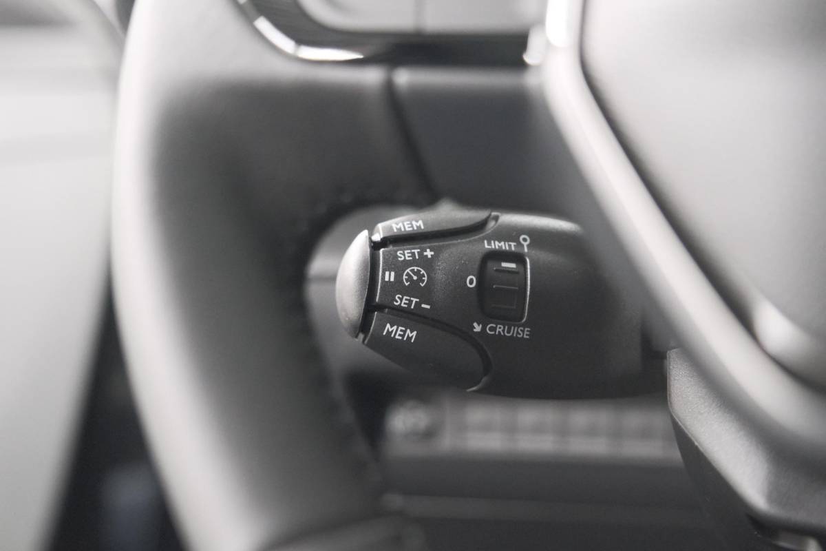 Peugeot 208 Peugeot 208 1.2 Hybrid 110 e-DCS6 Business | Direct Leverbaar | Apple Carplay | Parkeersensoren