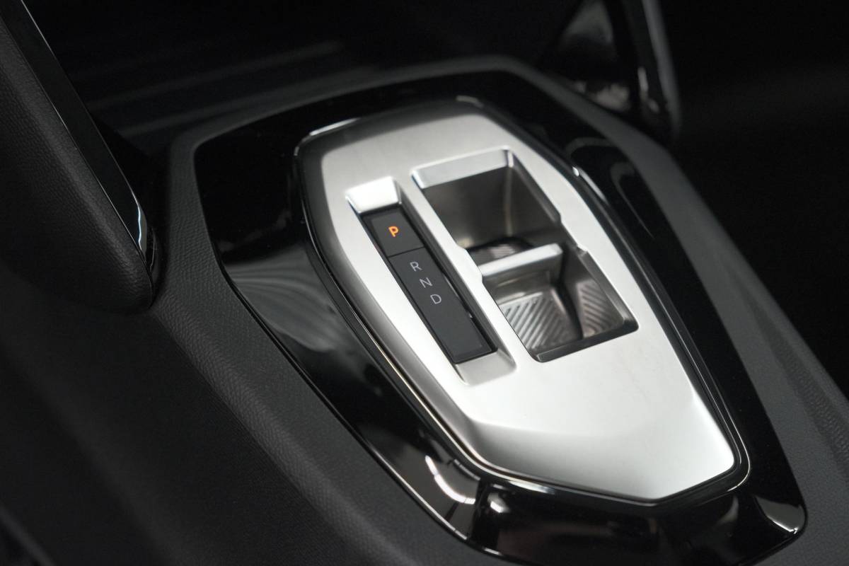 Peugeot 208 Peugeot 208 1.2 Hybrid 110 e-DCS6 Business | Direct Leverbaar | Apple Carplay | Parkeersensoren