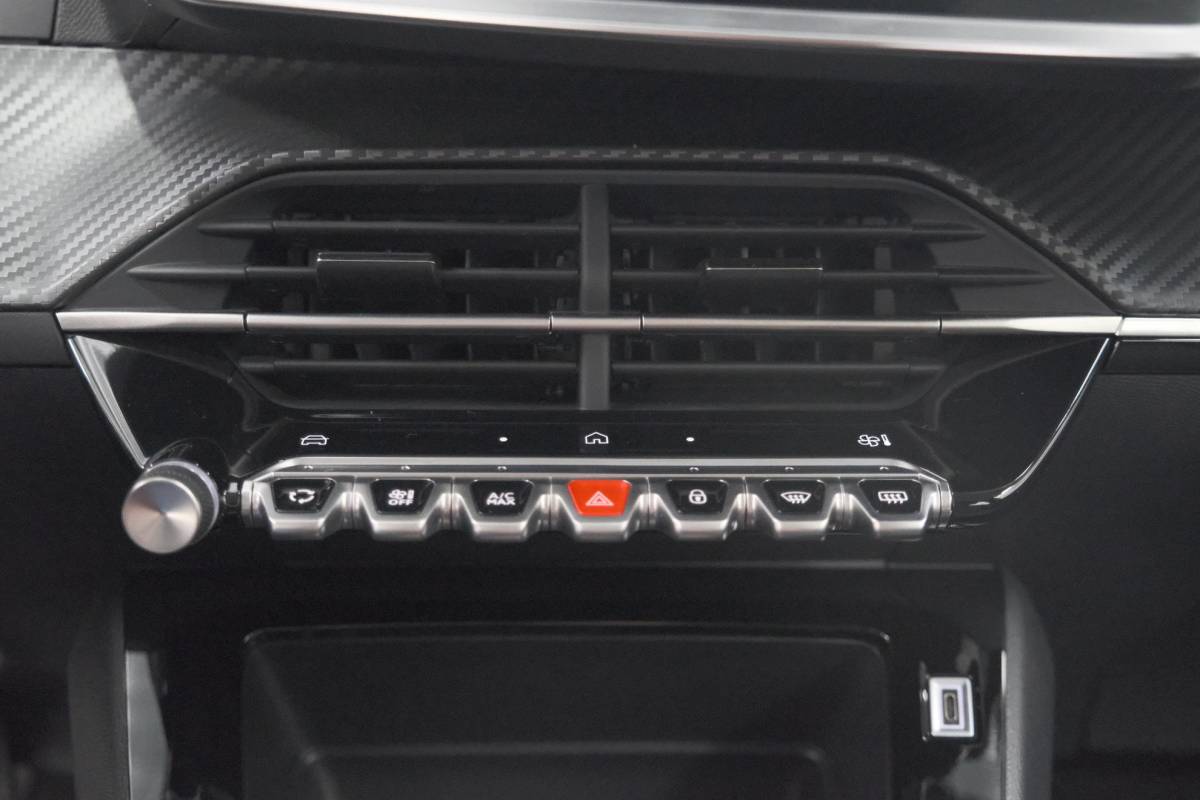 Peugeot 208 Peugeot 208 1.2 Hybrid 110 e-DCS6 Business | Direct Leverbaar | Apple Carplay | Parkeersensoren