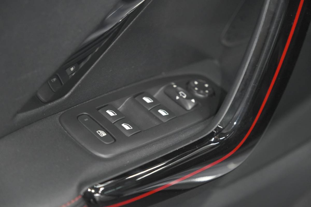 Peugeot 2008 Peugeot 2008 PureTech 110 EAT6 GT-Line | Trekhaak | Panoramadak | Apple Carplay | Parkeersensoren