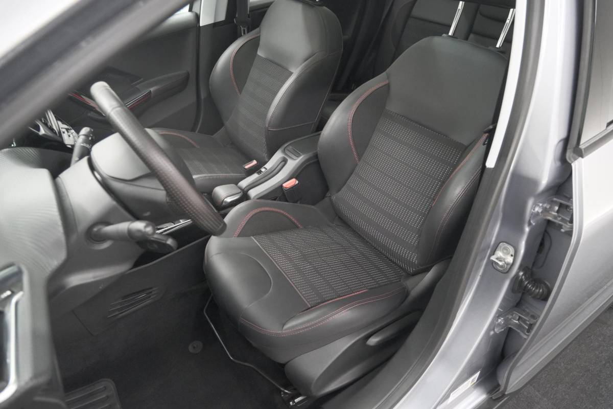 Peugeot 2008 Peugeot 2008 PureTech 110 EAT6 GT-Line | Trekhaak | Panoramadak | Apple Carplay | Parkeersensoren