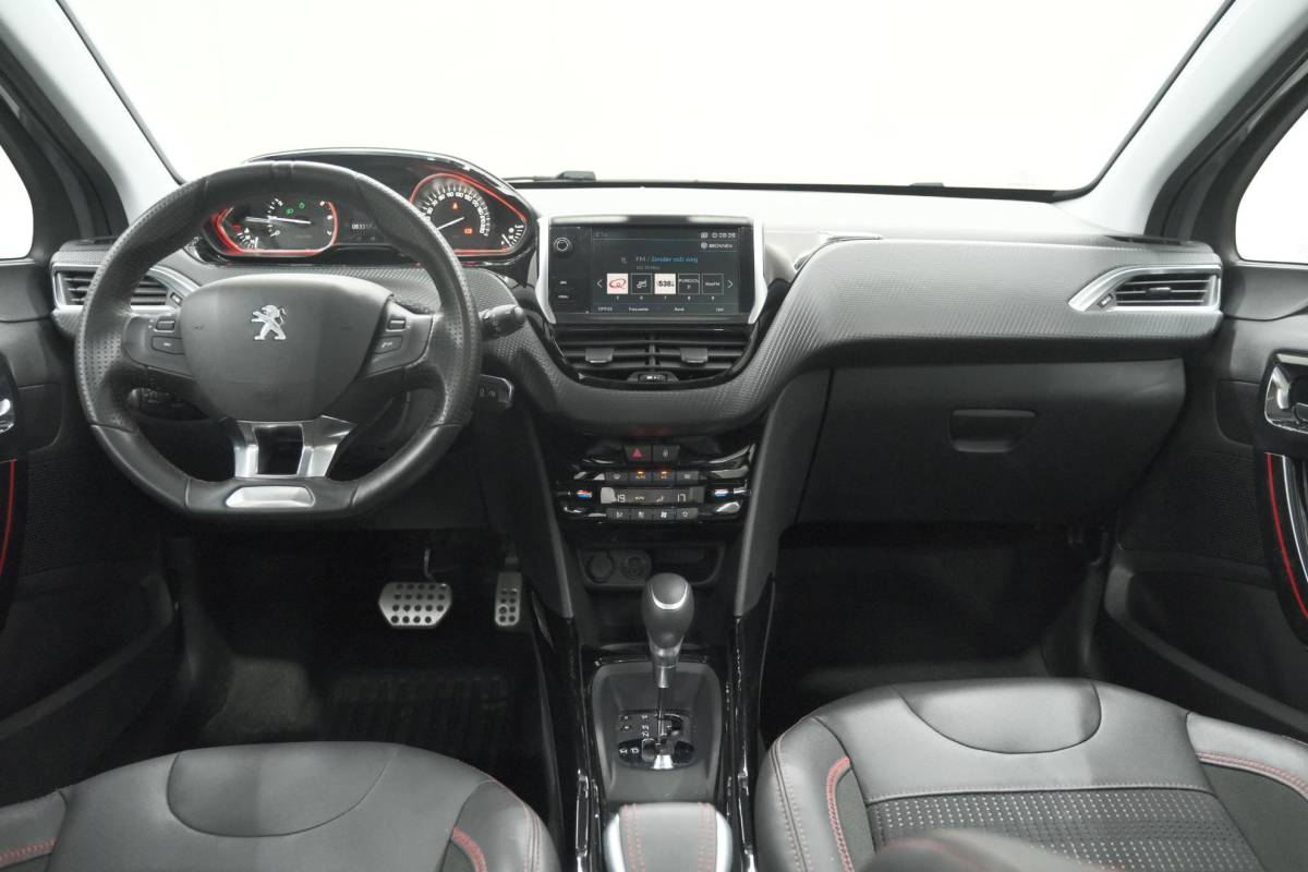 Peugeot 2008 Peugeot 2008 PureTech 110 EAT6 GT-Line | Trekhaak | Panoramadak | Apple Carplay | Parkeersensoren