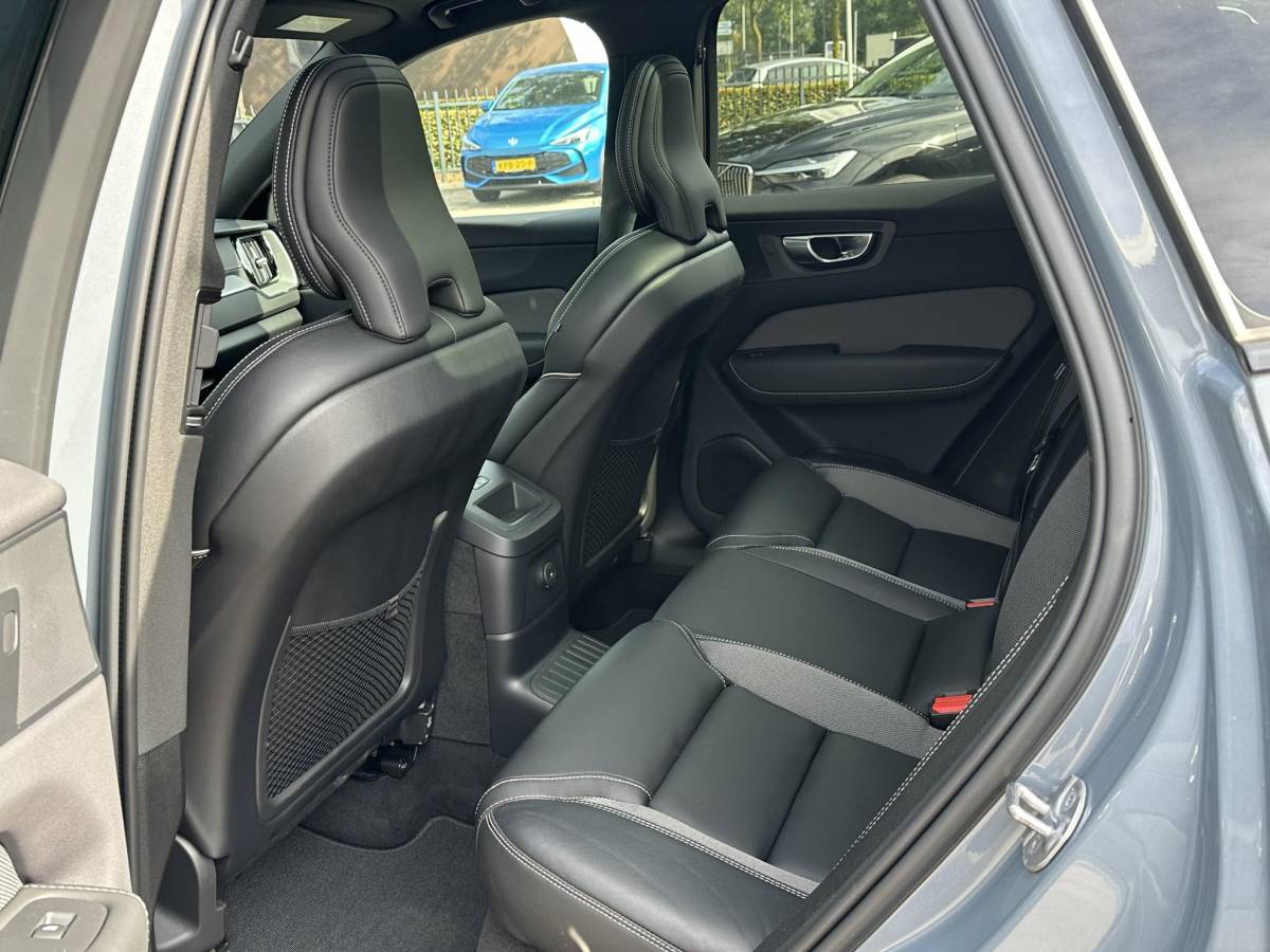 Volvo XC60 Volvo XC60 2.0 T8 Plug-in hybrid AWD Ultra Dark SOH 100% | 21” INCH WIELEN | HARMAN KARDON | MEM. SEATS | VOOR & ACHTER STOELEN VERWARMD | STUURWIEL VERWARMD | PANO | KEYLESS | DODE HOEK | RIJKLAAR + 12 MND BOVAG GARANTIE |