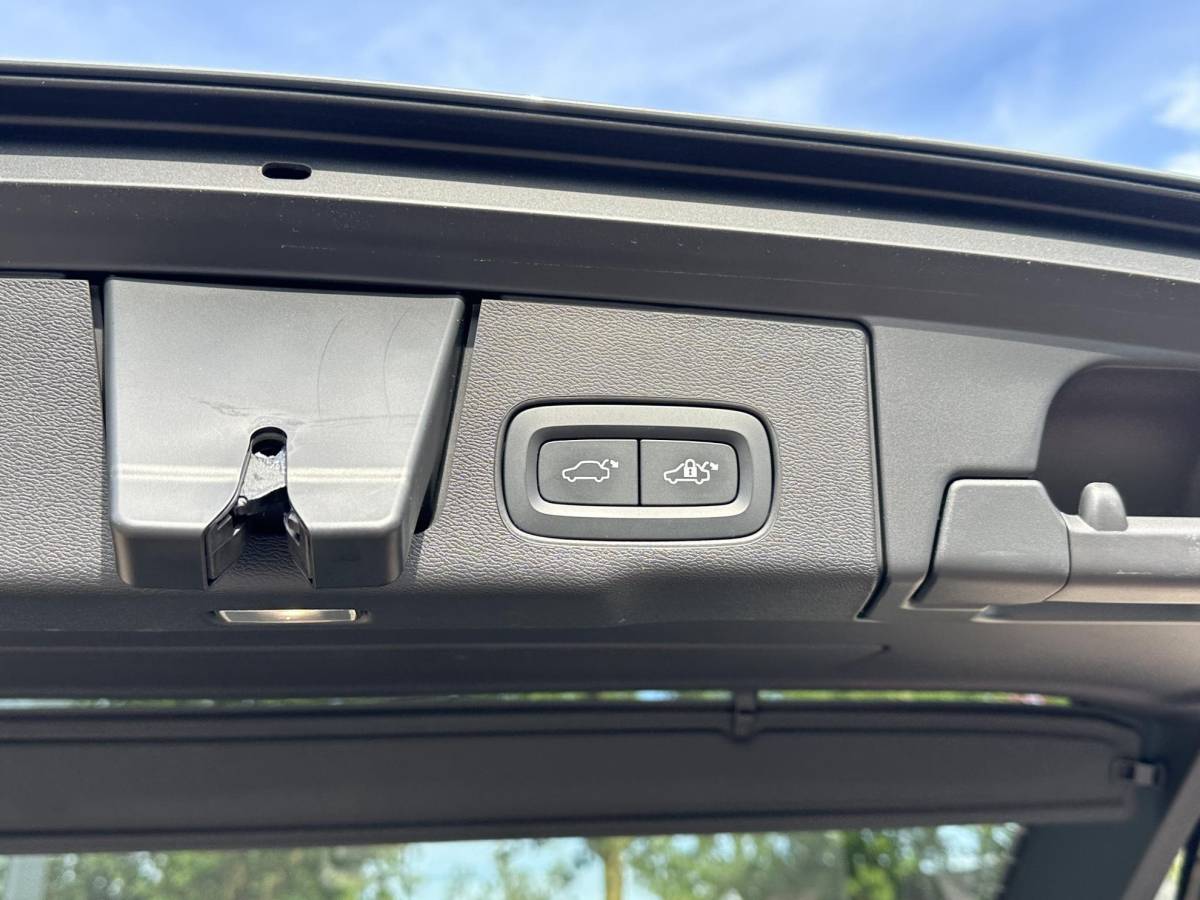 Volvo XC60 Volvo XC60 2.0 T8 Plug-in hybrid AWD Ultra Dark SOH 100% | 21” INCH WIELEN | HARMAN KARDON | MEM. SEATS | VOOR & ACHTER STOELEN VERWARMD | STUURWIEL VERWARMD | PANO | KEYLESS | DODE HOEK | RIJKLAAR + 12 MND BOVAG GARANTIE |