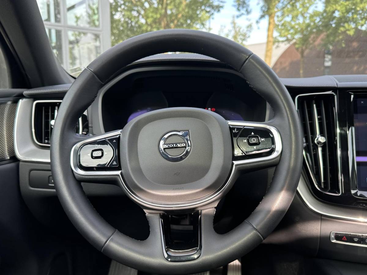 Volvo XC60 Volvo XC60 2.0 T8 Plug-in hybrid AWD Ultra Dark SOH 100% | 21” INCH WIELEN | HARMAN KARDON | MEM. SEATS | VOOR & ACHTER STOELEN VERWARMD | STUURWIEL VERWARMD | PANO | KEYLESS | DODE HOEK | RIJKLAAR + 12 MND BOVAG GARANTIE |