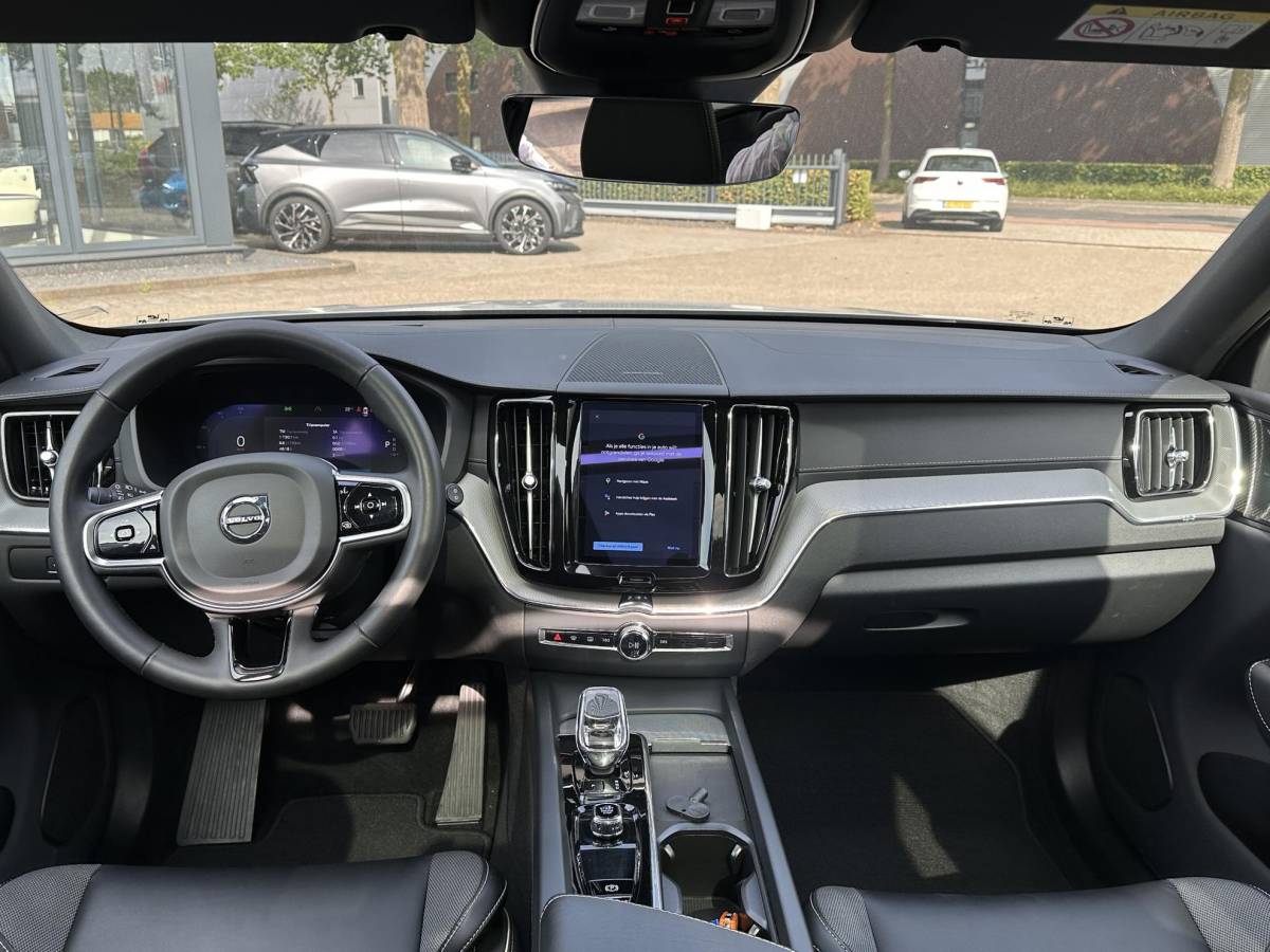 Volvo XC60 Volvo XC60 2.0 T8 Plug-in hybrid AWD Ultra Dark SOH 100% | 21” INCH WIELEN | HARMAN KARDON | MEM. SEATS | VOOR & ACHTER STOELEN VERWARMD | STUURWIEL VERWARMD | PANO | KEYLESS | DODE HOEK | RIJKLAAR + 12 MND BOVAG GARANTIE |