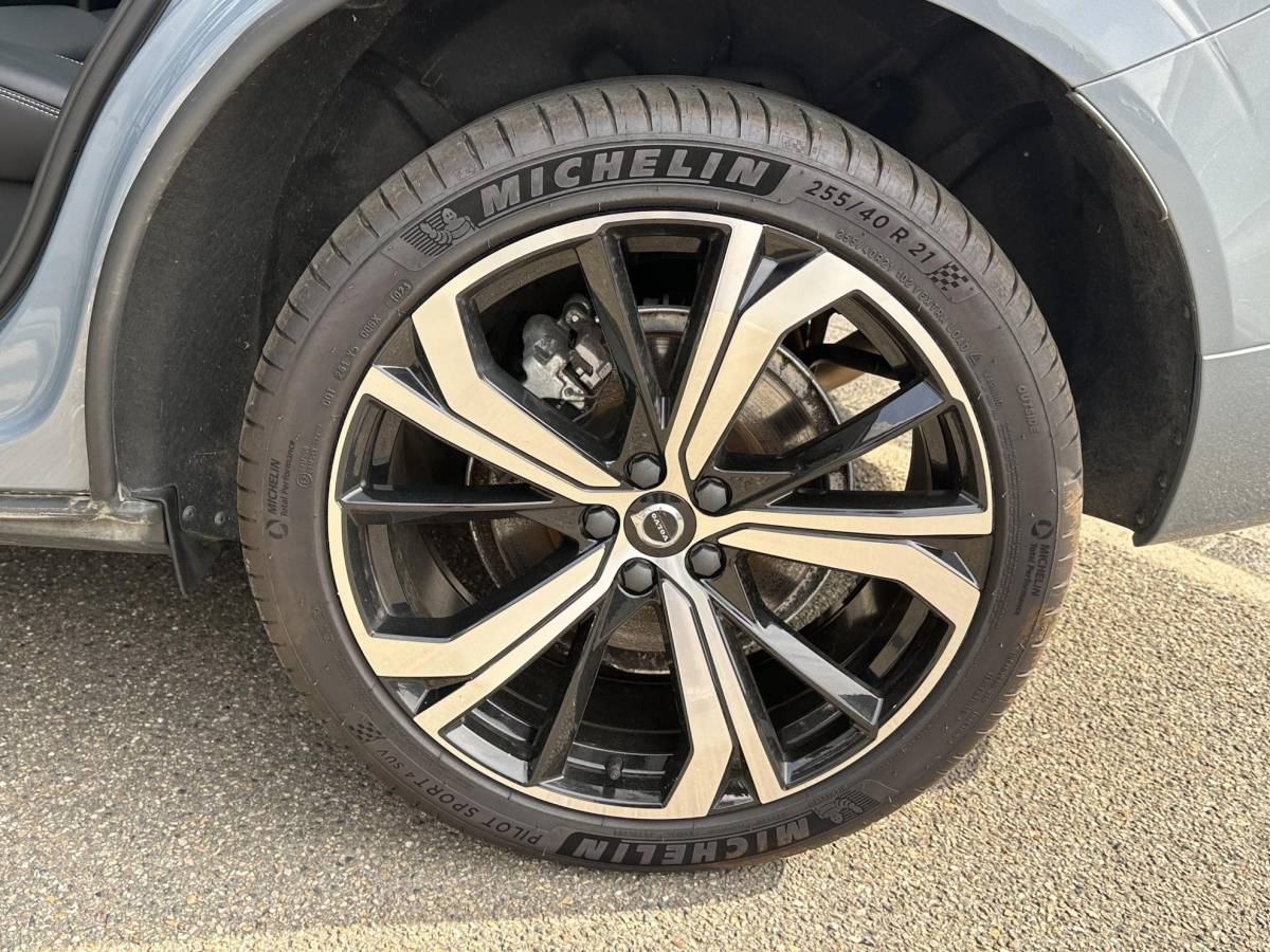 Volvo XC60 Volvo XC60 2.0 T8 Plug-in hybrid AWD Ultra Dark SOH 100% | 21” INCH WIELEN | HARMAN KARDON | MEM. SEATS | VOOR & ACHTER STOELEN VERWARMD | STUURWIEL VERWARMD | PANO | KEYLESS | DODE HOEK | RIJKLAAR + 12 MND BOVAG GARANTIE |