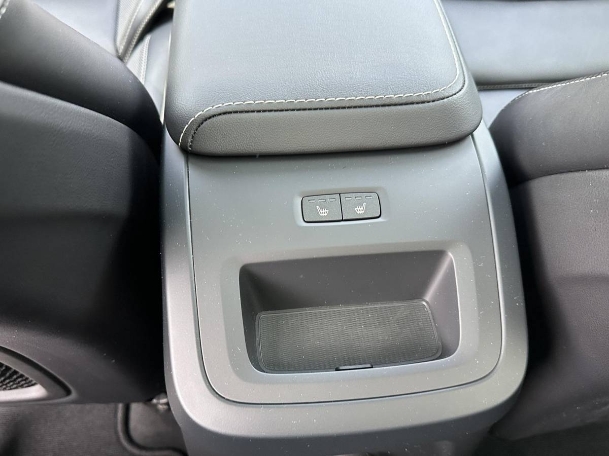 Volvo XC60 Volvo XC60 2.0 T8 Plug-in hybrid AWD Ultra Dark SOH 100% | 21” INCH WIELEN | HARMAN KARDON | MEM. SEATS | VOOR & ACHTER STOELEN VERWARMD | STUURWIEL VERWARMD | PANO | KEYLESS | DODE HOEK | RIJKLAAR + 12 MND BOVAG GARANTIE |