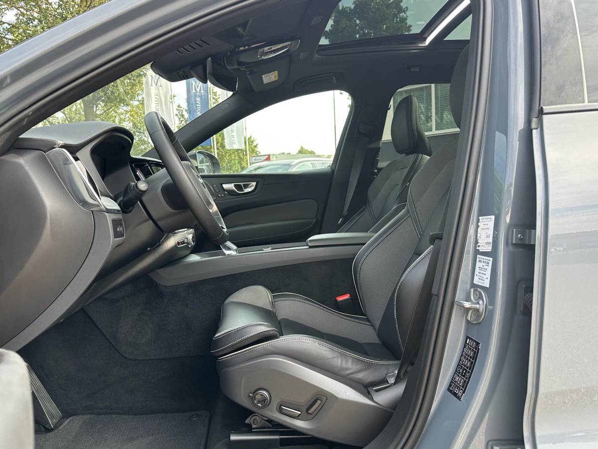 Volvo XC60 Volvo XC60 2.0 T8 Plug-in hybrid AWD Ultra Dark SOH 100% | 21” INCH WIELEN | HARMAN KARDON | MEM. SEATS | VOOR & ACHTER STOELEN VERWARMD | STUURWIEL VERWARMD | PANO | KEYLESS | DODE HOEK | RIJKLAAR + 12 MND BOVAG GARANTIE |