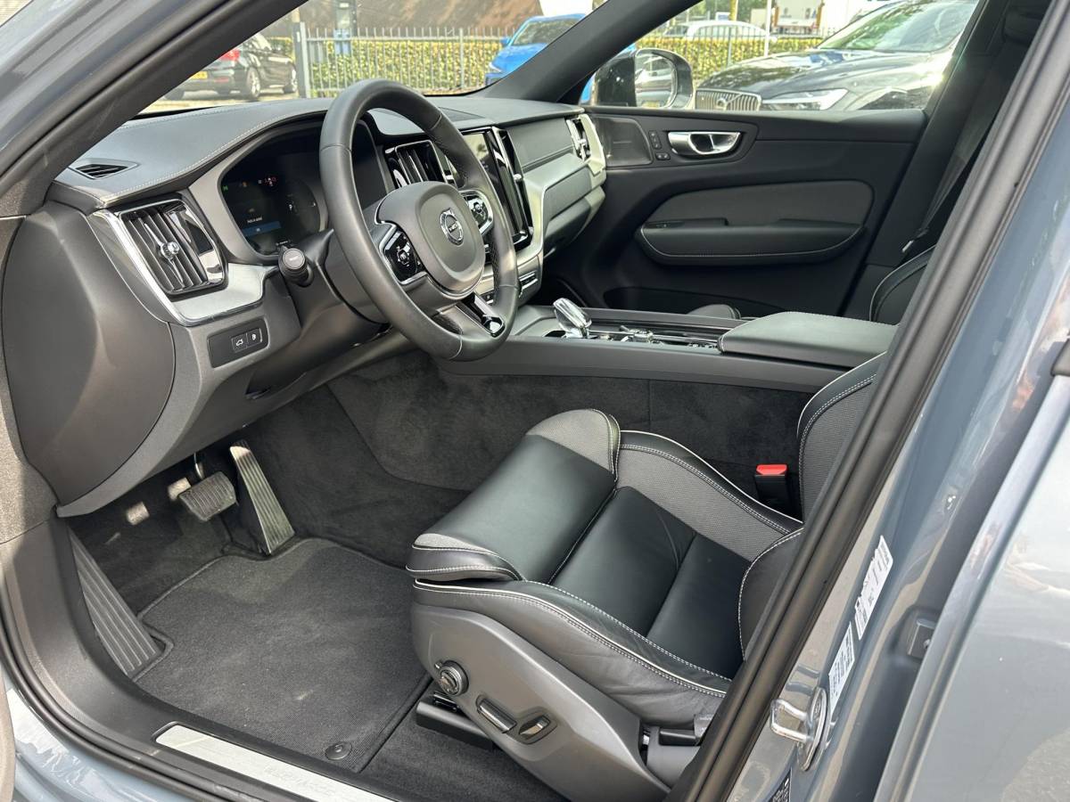 Volvo XC60 Volvo XC60 2.0 T8 Plug-in hybrid AWD Ultra Dark SOH 100% | 21” INCH WIELEN | HARMAN KARDON | MEM. SEATS | VOOR & ACHTER STOELEN VERWARMD | STUURWIEL VERWARMD | PANO | KEYLESS | DODE HOEK | RIJKLAAR + 12 MND BOVAG GARANTIE |