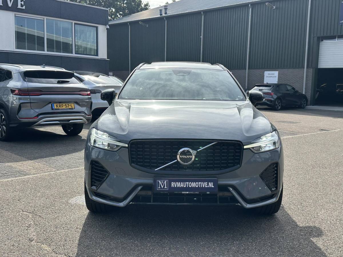 Volvo XC60 Volvo XC60 2.0 T8 Plug-in hybrid AWD Ultra Dark SOH 100% | 21” INCH WIELEN | HARMAN KARDON | MEM. SEATS | VOOR & ACHTER STOELEN VERWARMD | STUURWIEL VERWARMD | PANO | KEYLESS | DODE HOEK | RIJKLAAR + 12 MND BOVAG GARANTIE |