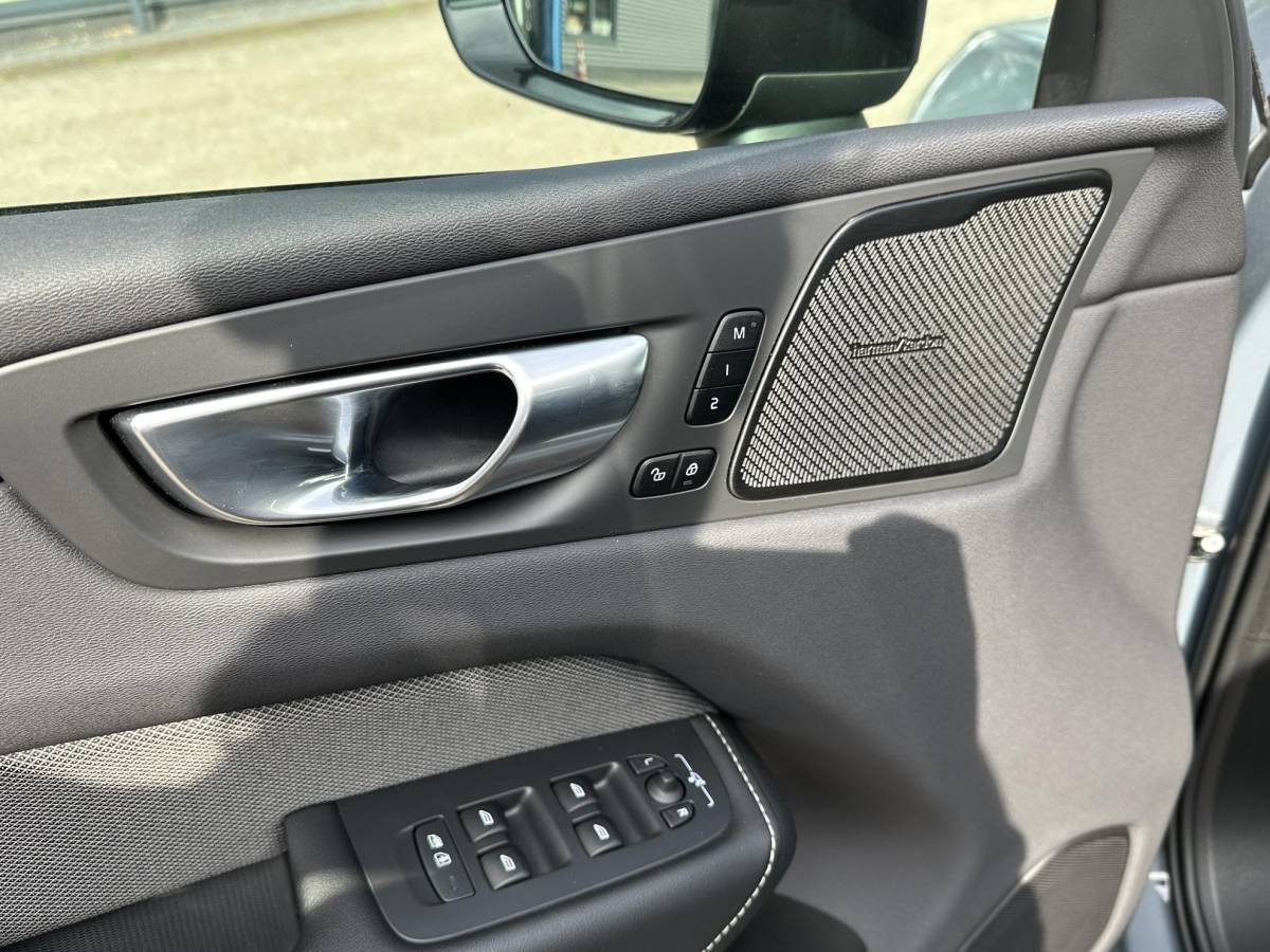Volvo XC60 Volvo XC60 2.0 T8 Plug-in hybrid AWD Ultra Dark SOH 100% | 21” INCH WIELEN | HARMAN KARDON | MEM. SEATS | VOOR & ACHTER STOELEN VERWARMD | STUURWIEL VERWARMD | PANO | KEYLESS | DODE HOEK | RIJKLAAR + 12 MND BOVAG GARANTIE |