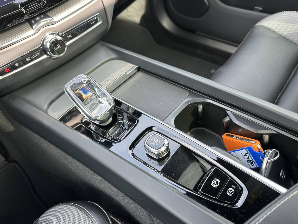 Volvo XC60 Volvo XC60 2.0 T8 Plug-in hybrid AWD Ultra Dark SOH 100% | 21” INCH WIELEN | HARMAN KARDON | MEM. SEATS | VOOR & ACHTER STOELEN VERWARMD | STUURWIEL VERWARMD | PANO | KEYLESS | DODE HOEK | RIJKLAAR + 12 MND BOVAG GARANTIE |