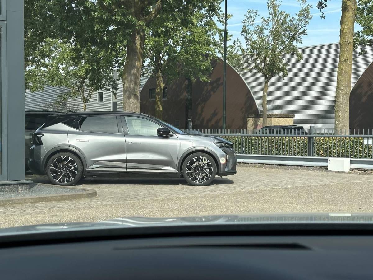 Volvo XC60 Volvo XC60 2.0 T8 Plug-in hybrid AWD Ultra Dark SOH 100% | 21” INCH WIELEN | HARMAN KARDON | MEM. SEATS | VOOR & ACHTER STOELEN VERWARMD | STUURWIEL VERWARMD | PANO | KEYLESS | DODE HOEK | RIJKLAAR + 12 MND BOVAG GARANTIE |
