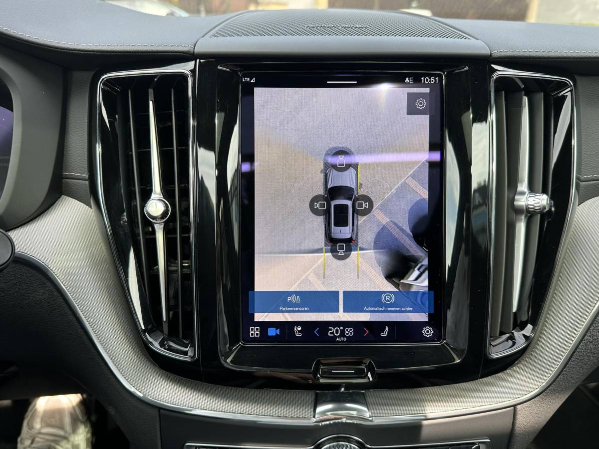 Volvo XC60 Volvo XC60 2.0 T8 Plug-in hybrid AWD Ultra Dark SOH 100% | 21” INCH WIELEN | HARMAN KARDON | MEM. SEATS | VOOR & ACHTER STOELEN VERWARMD | STUURWIEL VERWARMD | PANO | KEYLESS | DODE HOEK | RIJKLAAR + 12 MND BOVAG GARANTIE |
