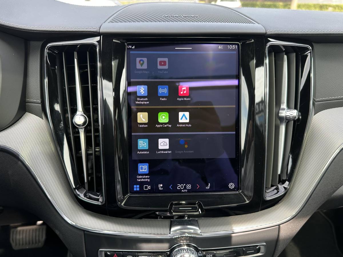 Volvo XC60 Volvo XC60 2.0 T8 Plug-in hybrid AWD Ultra Dark SOH 100% | 21” INCH WIELEN | HARMAN KARDON | MEM. SEATS | VOOR & ACHTER STOELEN VERWARMD | STUURWIEL VERWARMD | PANO | KEYLESS | DODE HOEK | RIJKLAAR + 12 MND BOVAG GARANTIE |