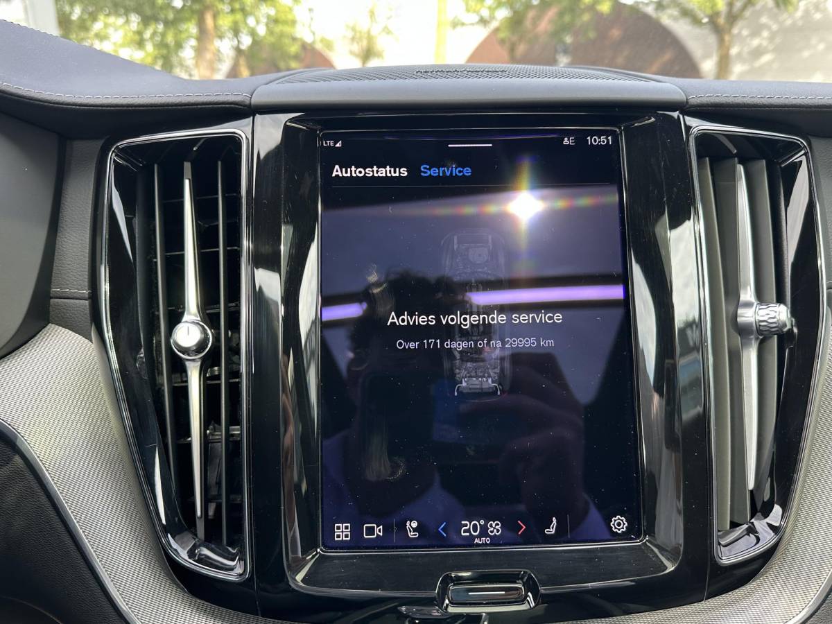 Volvo XC60 Volvo XC60 2.0 T8 Plug-in hybrid AWD Ultra Dark SOH 100% | 21” INCH WIELEN | HARMAN KARDON | MEM. SEATS | VOOR & ACHTER STOELEN VERWARMD | STUURWIEL VERWARMD | PANO | KEYLESS | DODE HOEK | RIJKLAAR + 12 MND BOVAG GARANTIE |