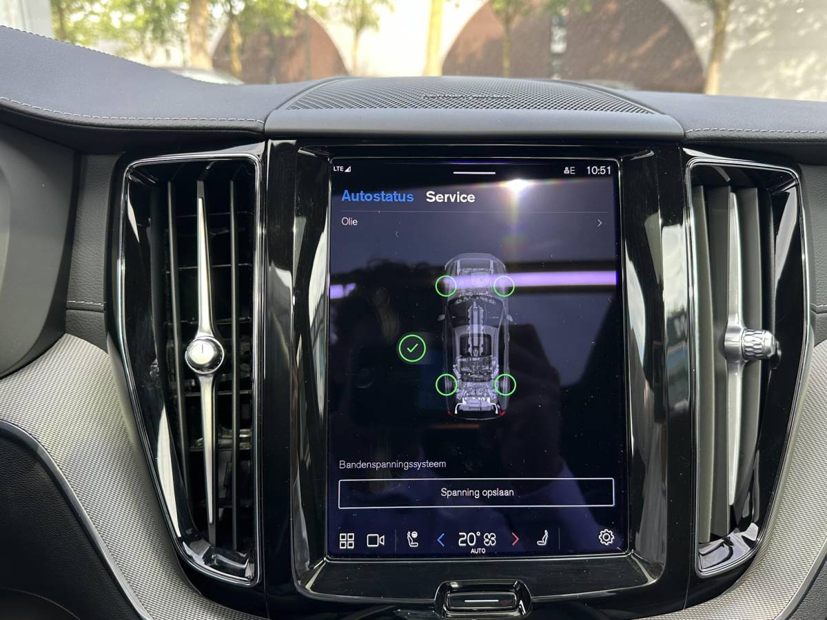 Volvo XC60 Volvo XC60 2.0 T8 Plug-in hybrid AWD Ultra Dark SOH 100% | 21” INCH WIELEN | HARMAN KARDON | MEM. SEATS | VOOR & ACHTER STOELEN VERWARMD | STUURWIEL VERWARMD | PANO | KEYLESS | DODE HOEK | RIJKLAAR + 12 MND BOVAG GARANTIE |