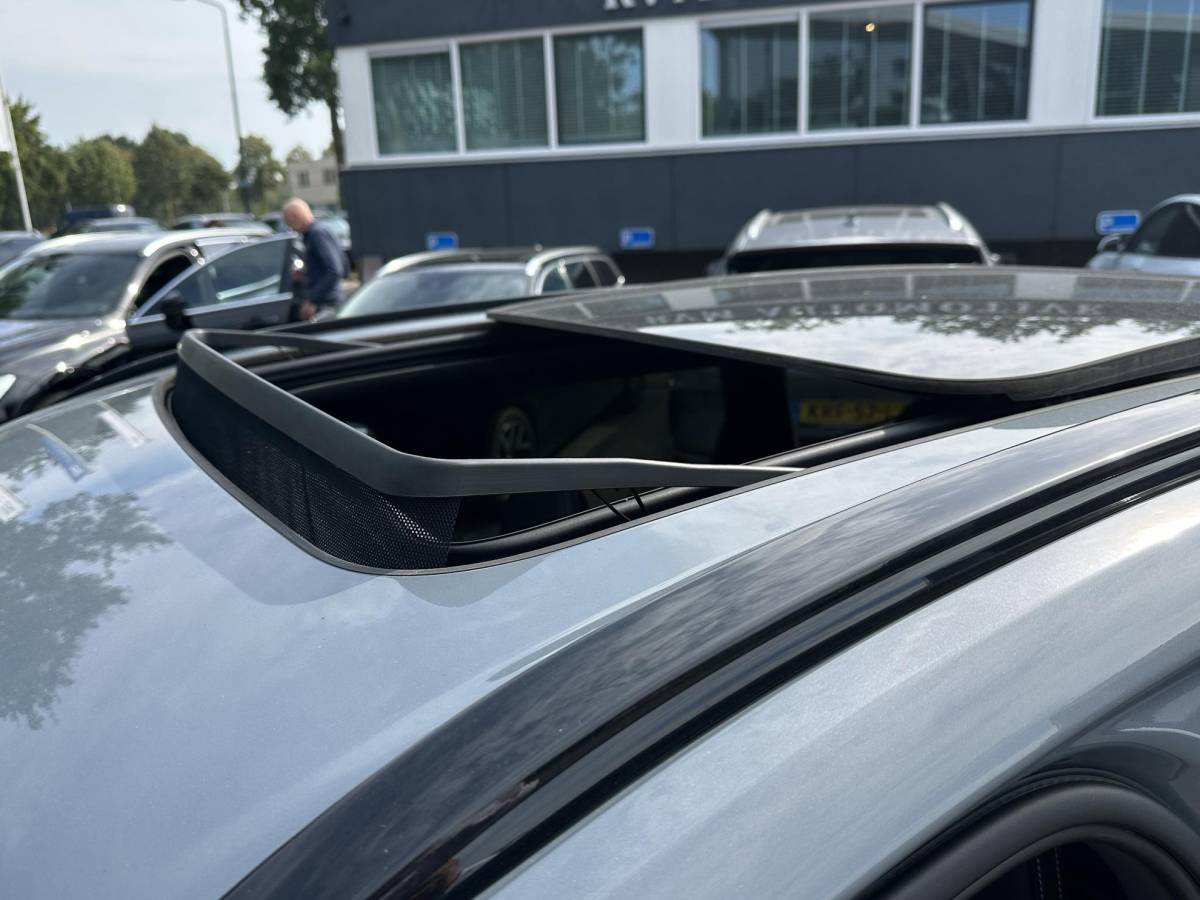 Volvo XC60 Volvo XC60 2.0 T8 Plug-in hybrid AWD Ultra Dark SOH 100% | 21” INCH WIELEN | HARMAN KARDON | MEM. SEATS | VOOR & ACHTER STOELEN VERWARMD | STUURWIEL VERWARMD | PANO | KEYLESS | DODE HOEK | RIJKLAAR + 12 MND BOVAG GARANTIE |