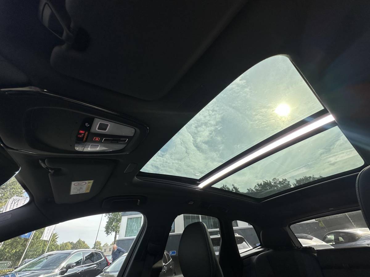 Volvo XC60 Volvo XC60 2.0 T8 Plug-in hybrid AWD Ultra Dark SOH 100% | 21” INCH WIELEN | HARMAN KARDON | MEM. SEATS | VOOR & ACHTER STOELEN VERWARMD | STUURWIEL VERWARMD | PANO | KEYLESS | DODE HOEK | RIJKLAAR + 12 MND BOVAG GARANTIE |