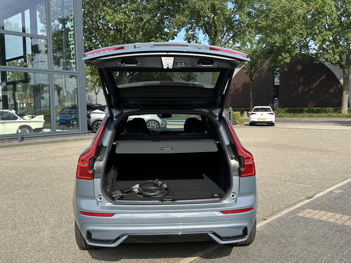 Volvo XC60 Volvo XC60 2.0 T8 Plug-in hybrid AWD Ultra Dark SOH 100% | 21” INCH WIELEN | HARMAN KARDON | MEM. SEATS | VOOR & ACHTER STOELEN VERWARMD | STUURWIEL VERWARMD | PANO | KEYLESS | DODE HOEK | RIJKLAAR + 12 MND BOVAG GARANTIE |
