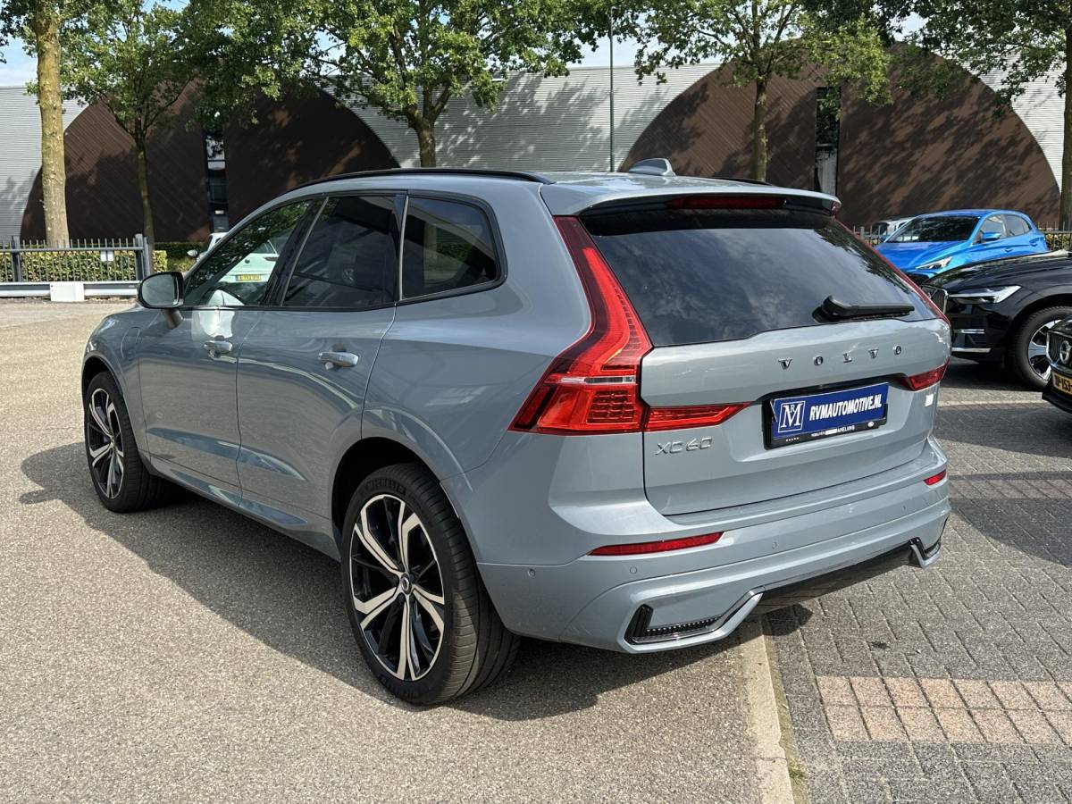 Volvo XC60 Volvo XC60 2.0 T8 Plug-in hybrid AWD Ultra Dark SOH 100% | 21” INCH WIELEN | HARMAN KARDON | MEM. SEATS | VOOR & ACHTER STOELEN VERWARMD | STUURWIEL VERWARMD | PANO | KEYLESS | DODE HOEK | RIJKLAAR + 12 MND BOVAG GARANTIE |