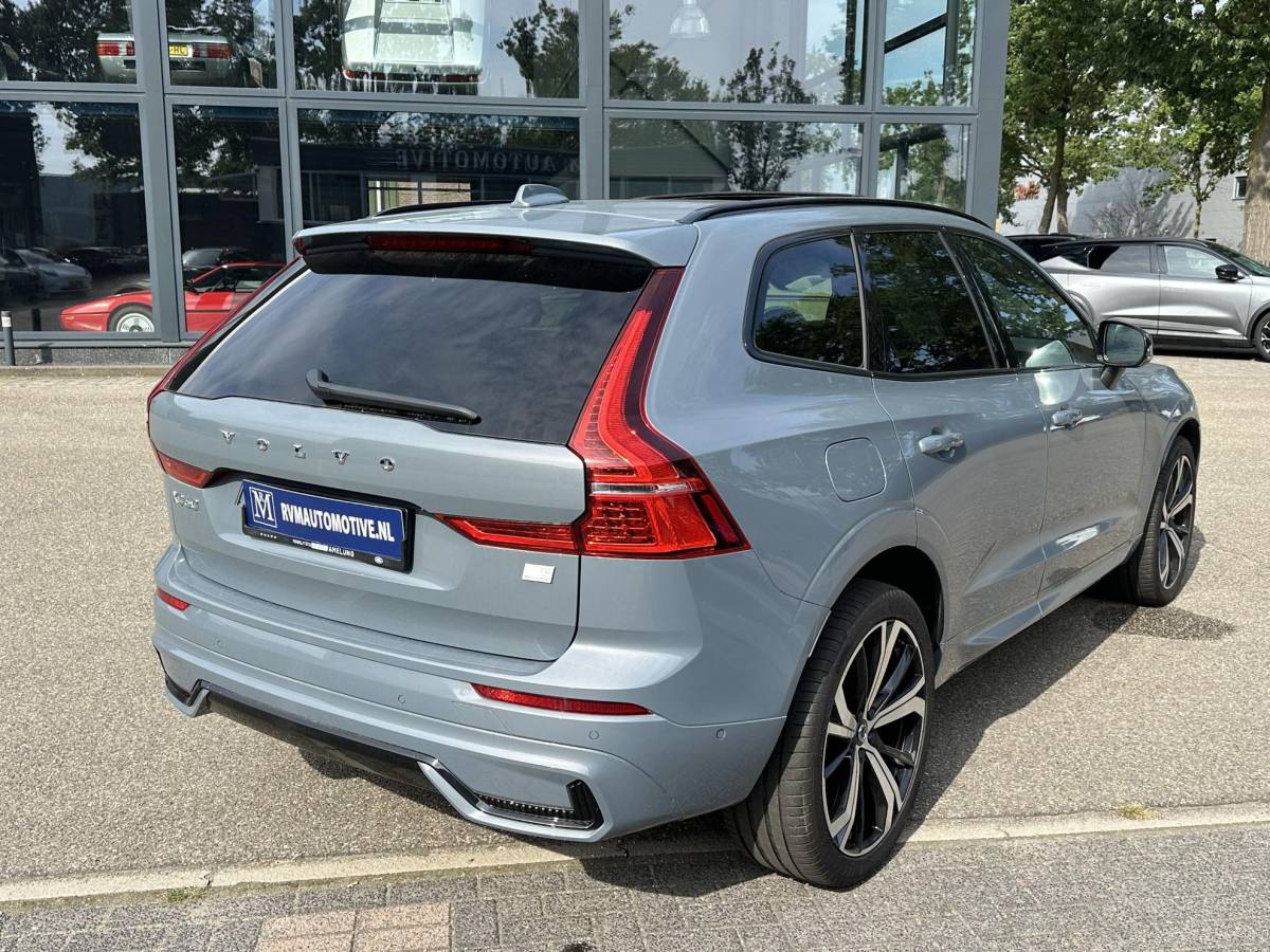 Volvo XC60 Volvo XC60 2.0 T8 Plug-in hybrid AWD Ultra Dark SOH 100% | 21” INCH WIELEN | HARMAN KARDON | MEM. SEATS | VOOR & ACHTER STOELEN VERWARMD | STUURWIEL VERWARMD | PANO | KEYLESS | DODE HOEK | RIJKLAAR + 12 MND BOVAG GARANTIE |