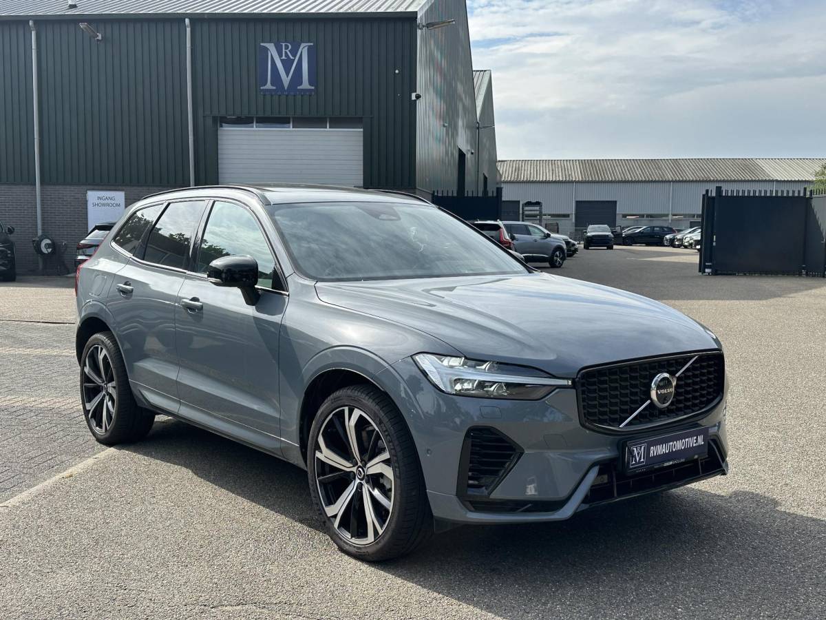 Volvo XC60 Volvo XC60 2.0 T8 Plug-in hybrid AWD Ultra Dark SOH 100% | 21” INCH WIELEN | HARMAN KARDON | MEM. SEATS | VOOR & ACHTER STOELEN VERWARMD | STUURWIEL VERWARMD | PANO | KEYLESS | DODE HOEK | RIJKLAAR + 12 MND BOVAG GARANTIE |