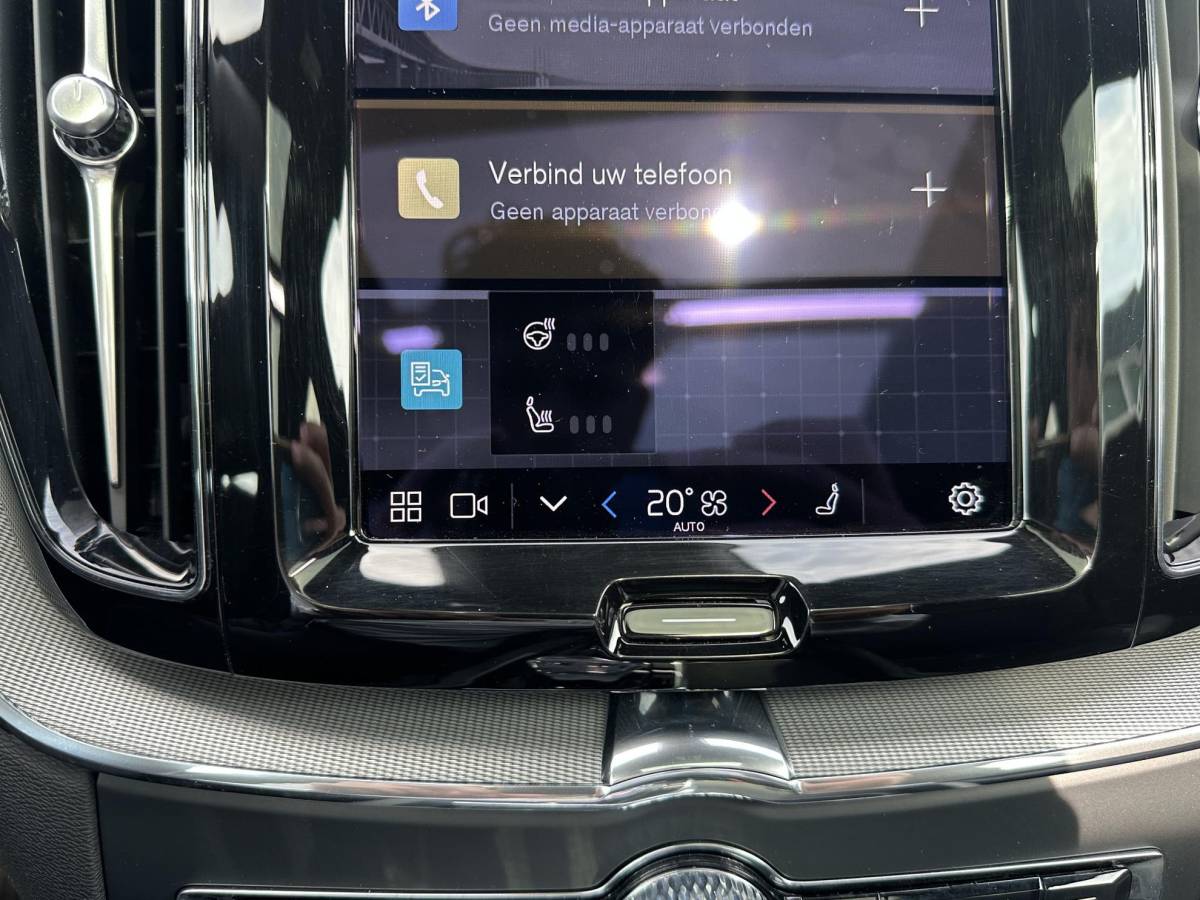 Volvo XC60 Volvo XC60 2.0 T8 Plug-in hybrid AWD Ultra Dark SOH 100% | 21” INCH WIELEN | HARMAN KARDON | MEM. SEATS | VOOR & ACHTER STOELEN VERWARMD | STUURWIEL VERWARMD | PANO | KEYLESS | DODE HOEK | RIJKLAAR + 12 MND BOVAG GARANTIE |