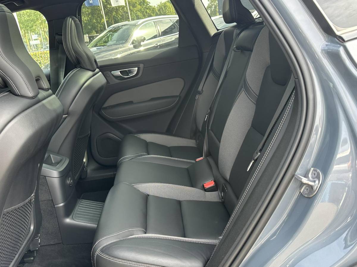 Volvo XC60 Volvo XC60 2.0 T8 Plug-in hybrid AWD Ultra Dark SOH 100% | 21” INCH WIELEN | HARMAN KARDON | MEM. SEATS | VOOR & ACHTER STOELEN VERWARMD | STUURWIEL VERWARMD | PANO | KEYLESS | DODE HOEK | RIJKLAAR + 12 MND BOVAG GARANTIE |