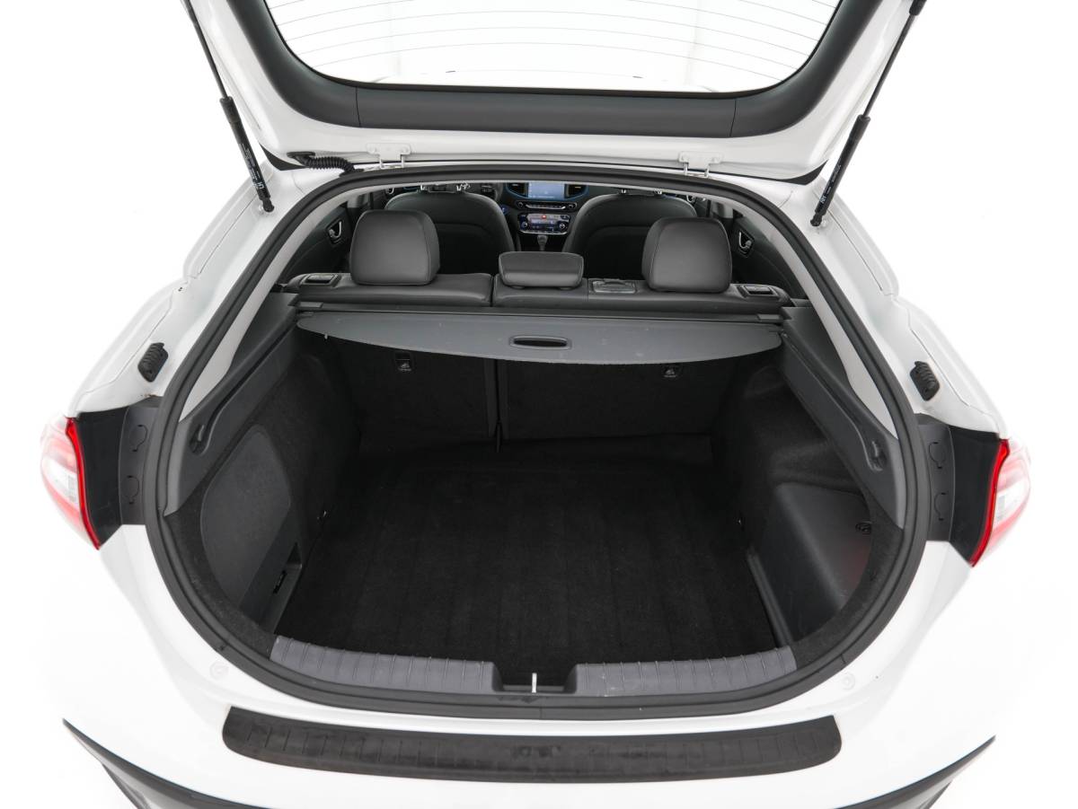Hyundai IONIQ Hyundai IONIQ 1.6 GDi First Edition Aut. *PANO | LEATHER | XENON | ADAPTIVE-CRUISE | MEMORY-PACK | BLIND-SPOT | HEATED-COMFORTSEATS | NAVI-FULLMAP | CAMERA | KEYLESS | ECC | PDC | 15”ALU*