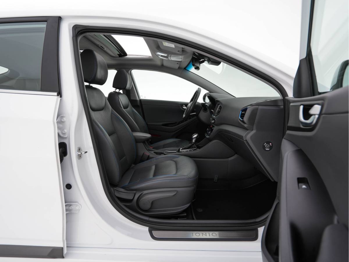 Hyundai IONIQ Hyundai IONIQ 1.6 GDi First Edition Aut. *PANO | LEATHER | XENON | ADAPTIVE-CRUISE | MEMORY-PACK | BLIND-SPOT | HEATED-COMFORTSEATS | NAVI-FULLMAP | CAMERA | KEYLESS | ECC | PDC | 15”ALU*
