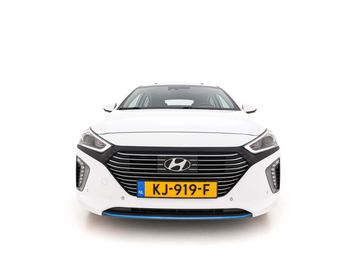 Hyundai IONIQ Hyundai IONIQ 1.6 GDi First Edition Aut. *PANO | LEATHER | XENON | ADAPTIVE-CRUISE | MEMORY-PACK | BLIND-SPOT | HEATED-COMFORTSEATS | NAVI-FULLMAP | CAMERA | KEYLESS | ECC | PDC | 15”ALU*
